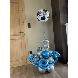Klein gepersonaliseerd cijfer op ballonnentoren met heliumballon