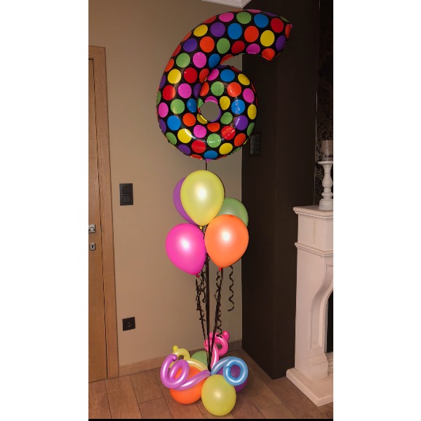 Cijfer helium gevuld met 5 helium ballonnen